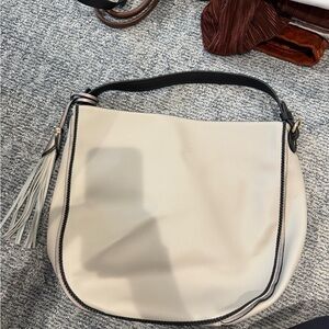 White/Black Shoulder Bag With Tassel